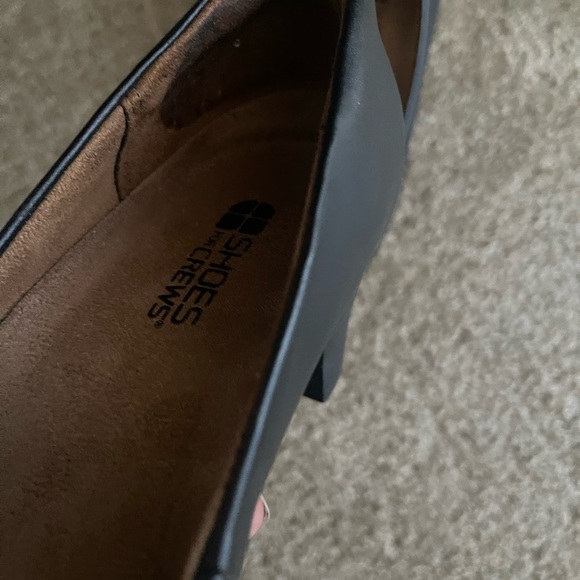 Lightly used Black leather pumps size 8.5 - Picture 6 of 6